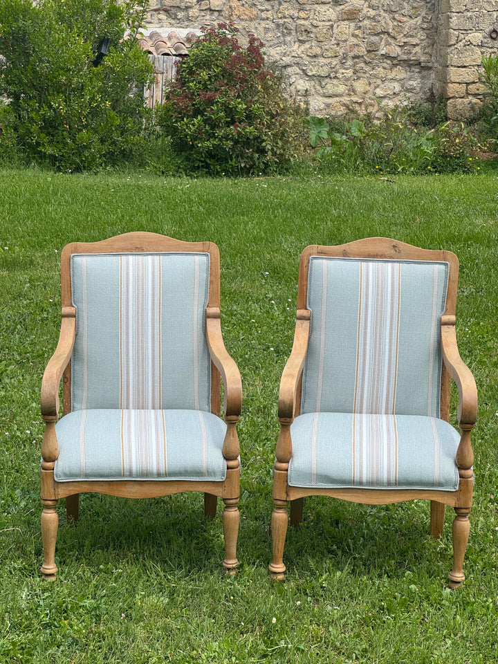 Coppia di poltrone francesi in legno chiaro con rivestimento a righe azzurro e beige