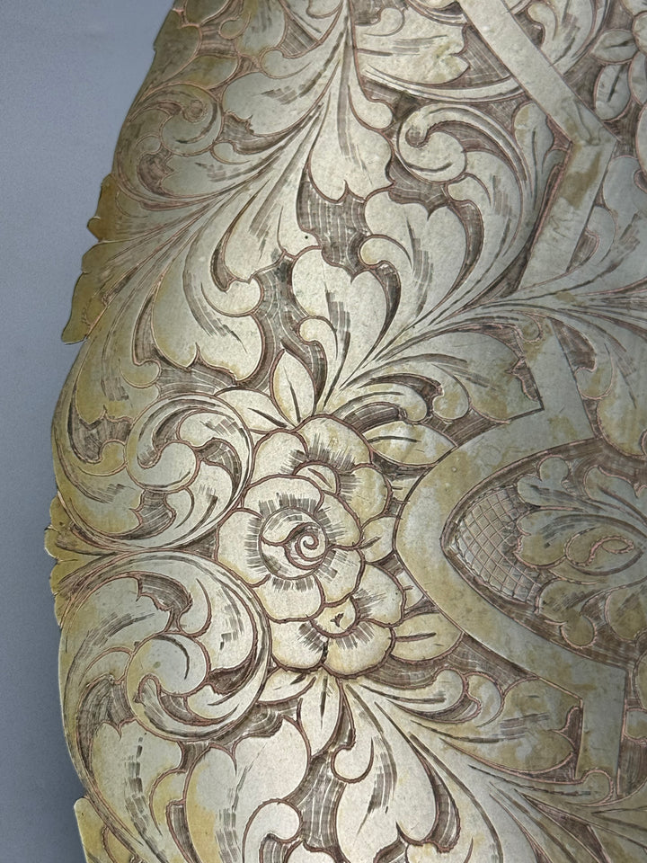 Centrotavola in metallo dorato con decoro floreale inciso vintage