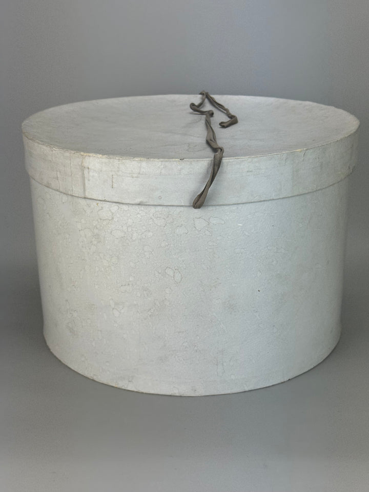 Cappelliera Vintage rotonda in cartone di colore grigio con chiusura a nastro