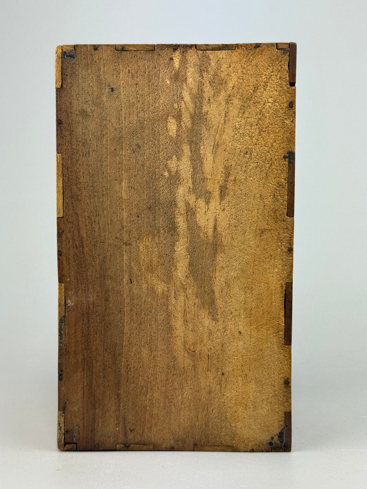 Scatola in legno intagliato traforato vintage