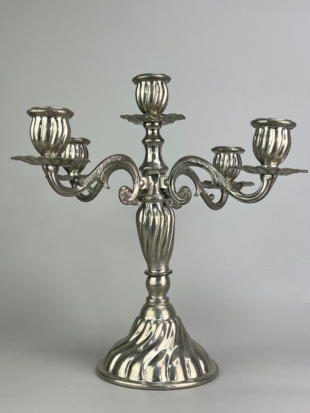 Coppia di candelabri in peltro a 5 bracci stile classico