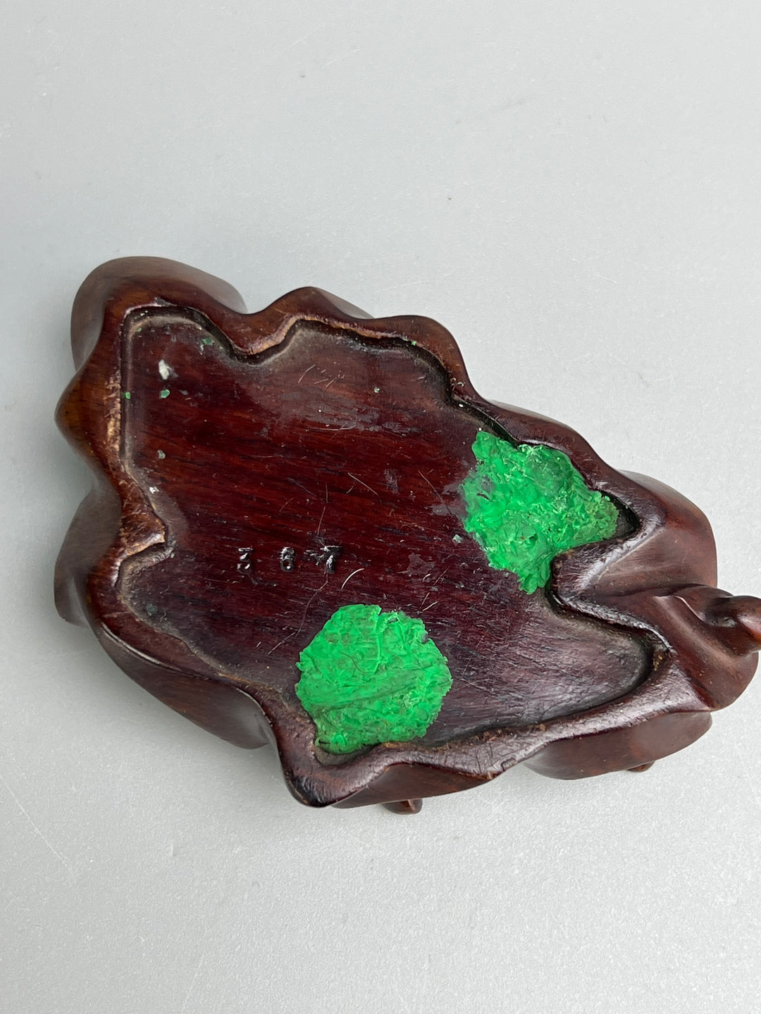 Scultura orientale in giada, Fenice su base in legno intagliato