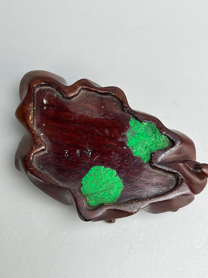 Scultura orientale in giada, Fenice su base in legno intagliato