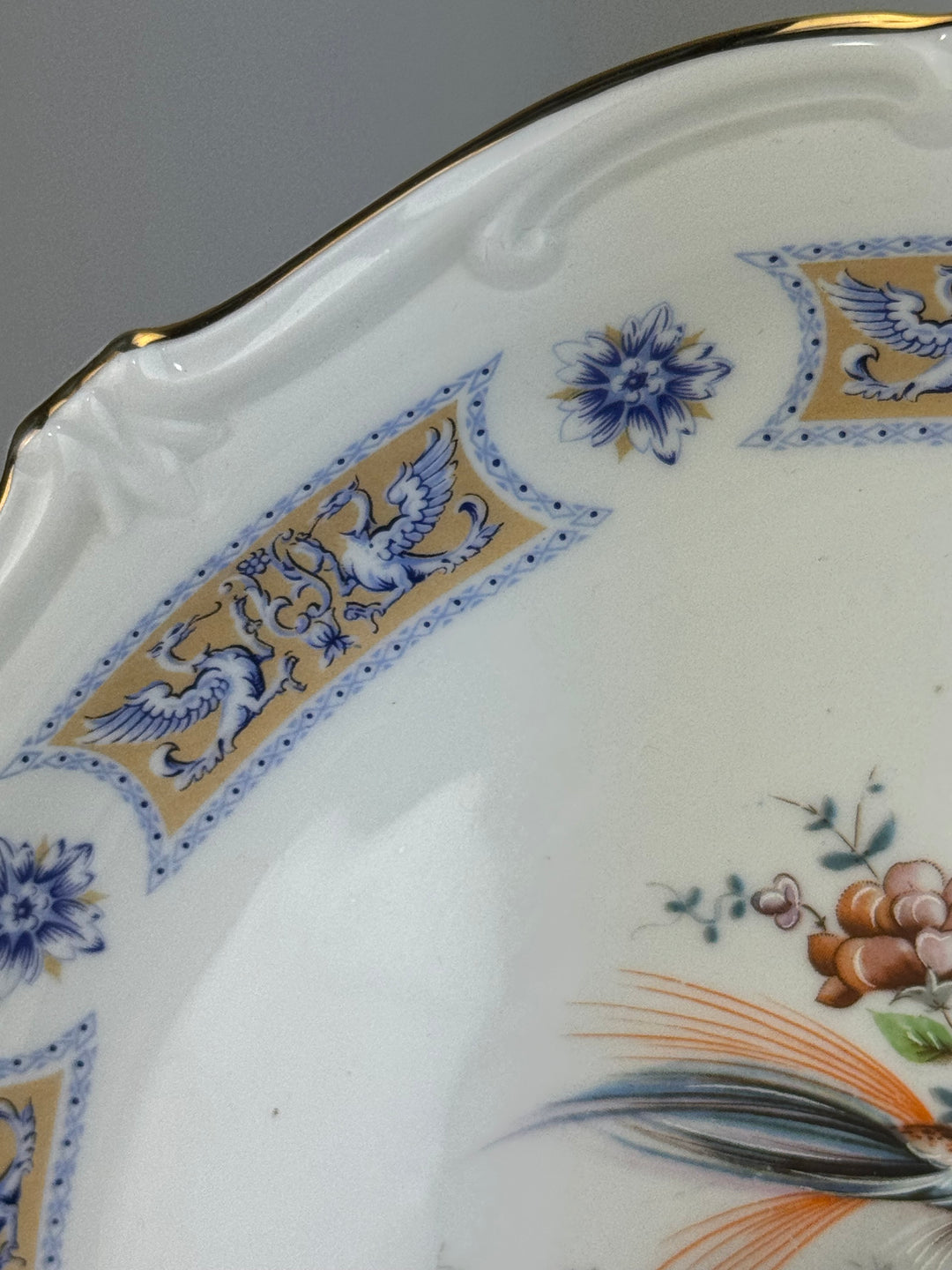 Vassoio in porcellana St. Martin stile Vieux Limoges con uccello e decori floreali