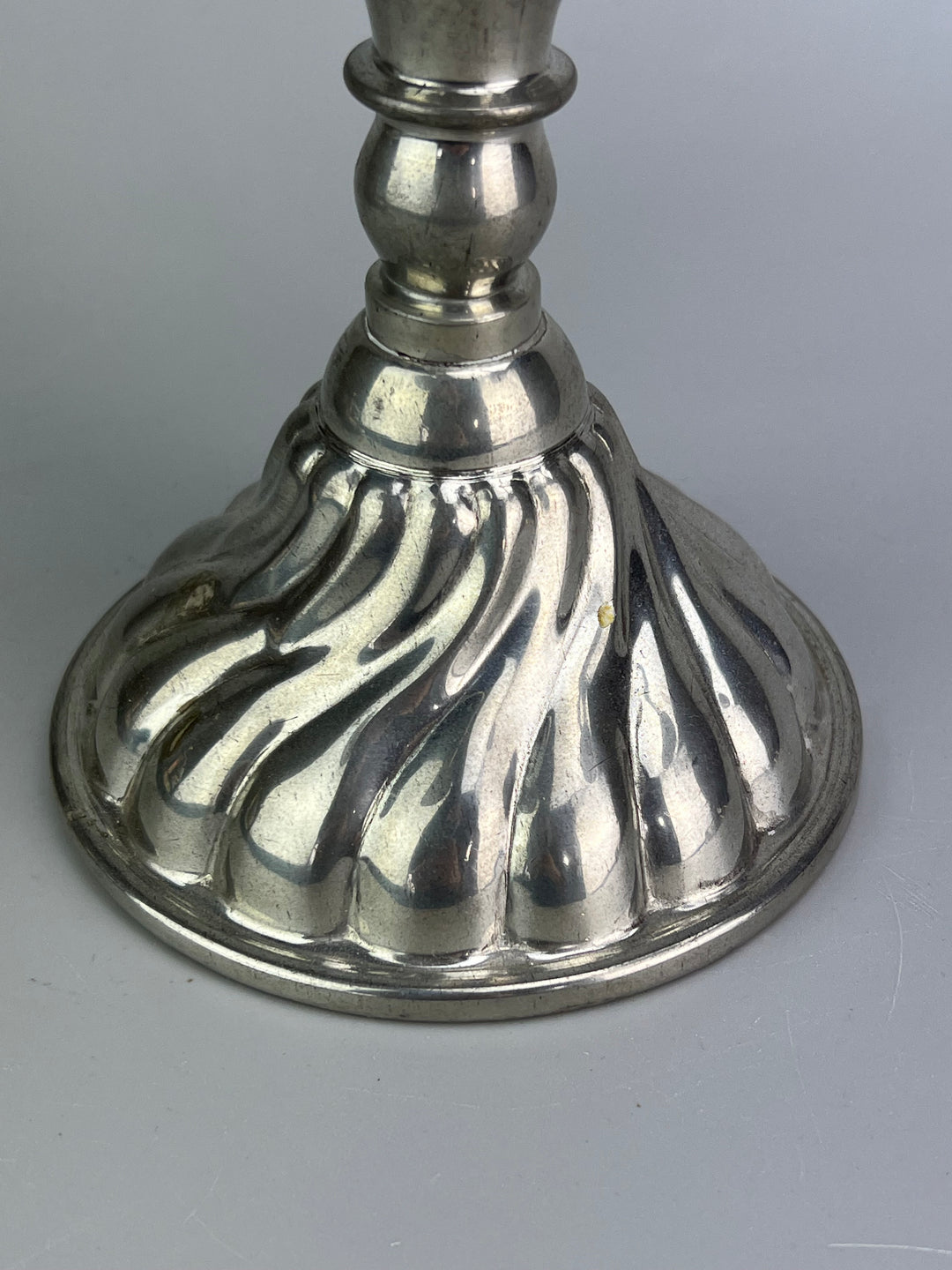 Coppia di candelabri in peltro a 5 bracci stile classico