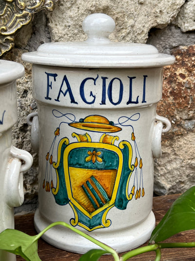 Barattolo in maiolica dipinta del Novecento raffigurante uno stemma e scritta fagioli.