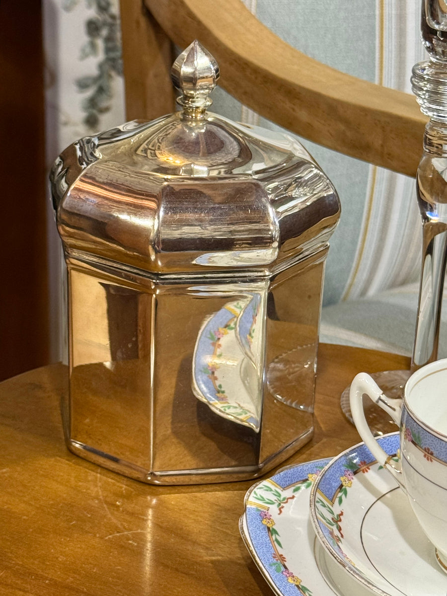 Barattolo vintage ottagonale in silverplate con coperchio bombato e pomolo decorativo.