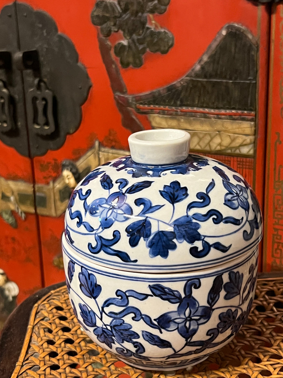 Barattolo in porcellana cinese, adornato con intricati motivi floreali di colore blu su sfondo bianco. Utilizzata per servire zuppe e riso, rappresenta un esempio classico della cultura e dell'artigianato cinese.&nbsp;

Misure diametro 10 cm altezza 13 cm