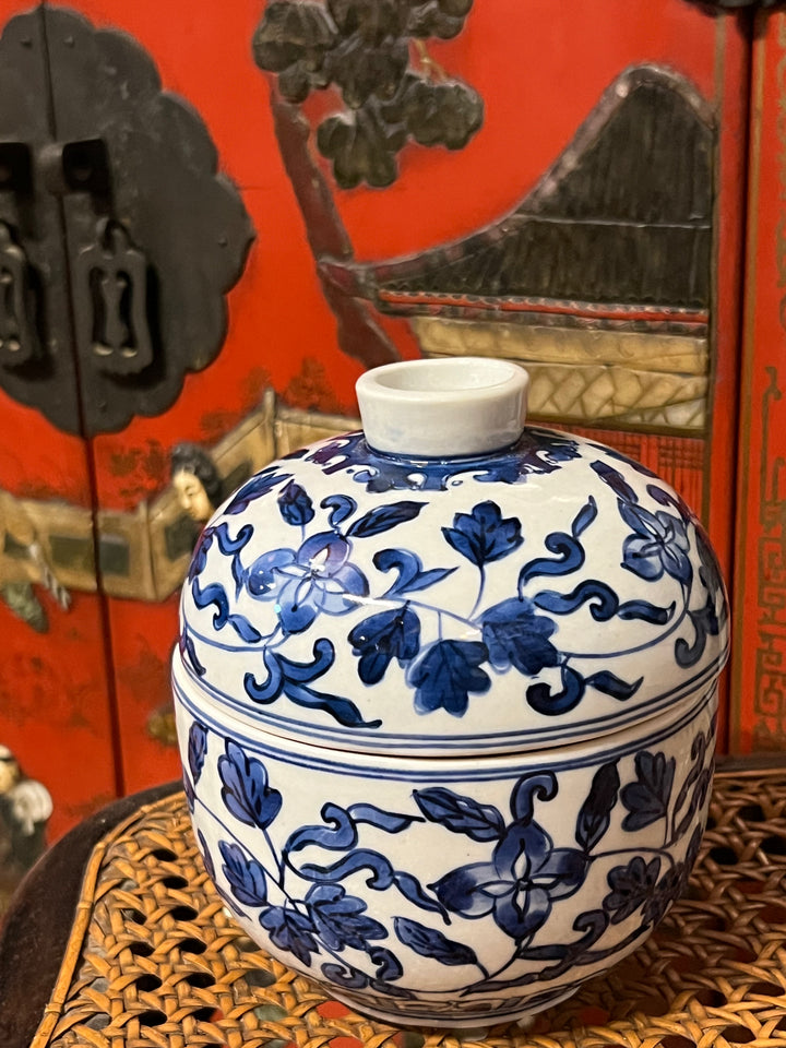 Barattolo in porcellana cinese, adornato con intricati motivi floreali di colore blu su sfondo bianco. Utilizzata per servire zuppe e riso, rappresenta un esempio classico della cultura e dell'artigianato cinese.&nbsp;

Misure diametro 10 cm altezza 13 cm