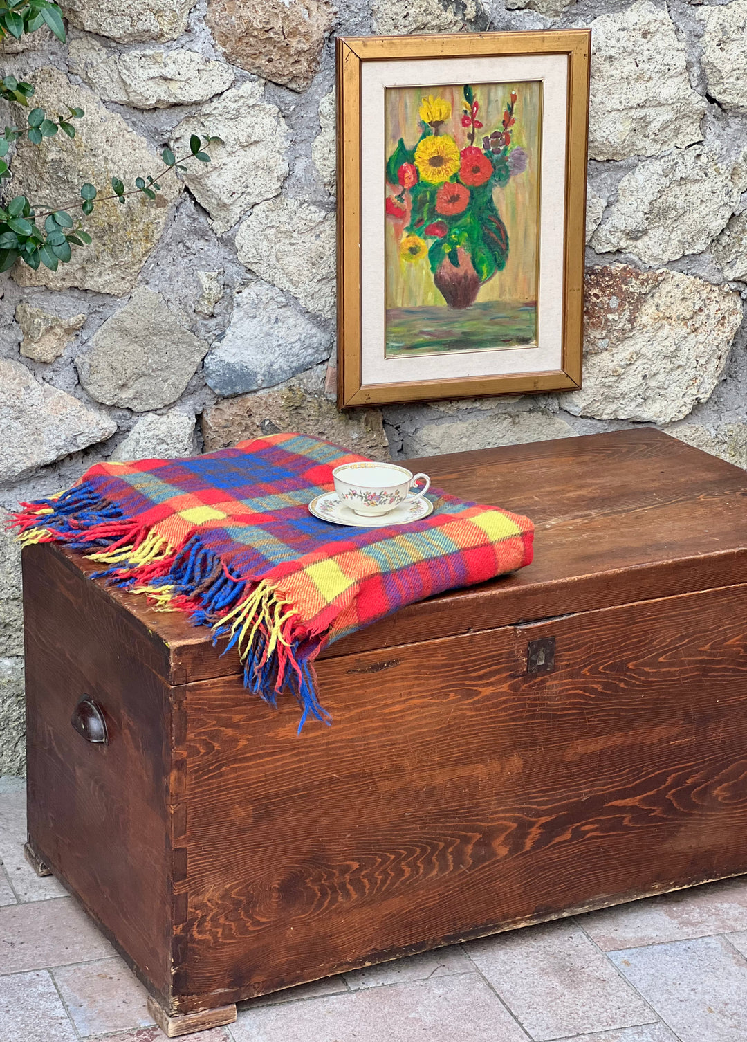 Baule antico in legno massello scuro con maniglie laterali in metallo e incastri a coda di rondine