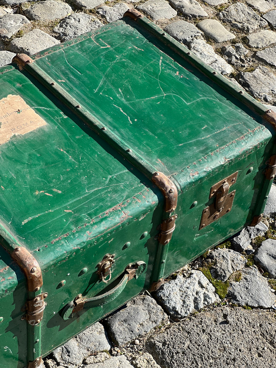 Baule da viaggio vintage verde in legno e metallo con etichetta d’epoca