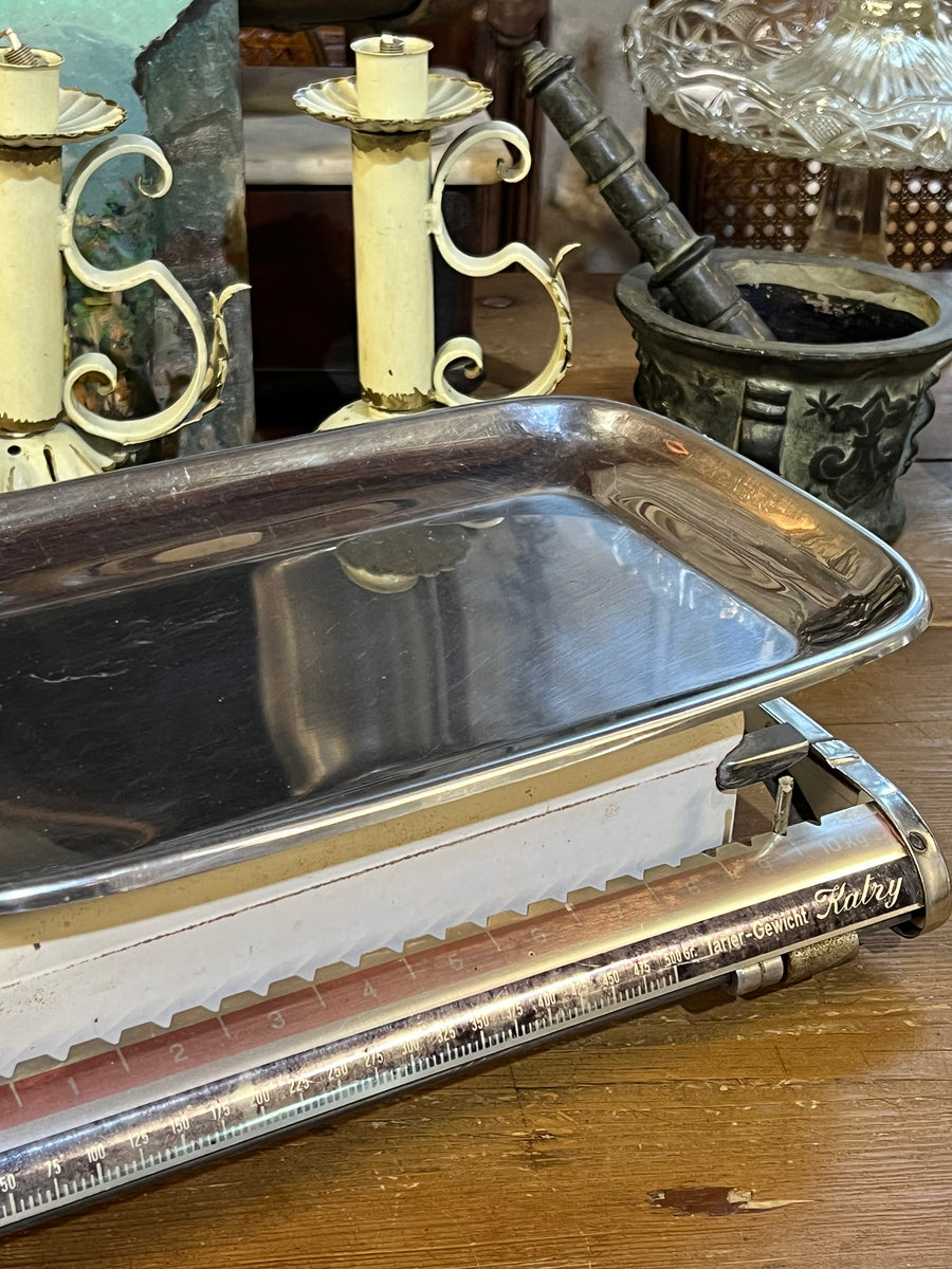 Bilancia da cucina del marchio Katry vintage. E'&nbsp;realizzata con una base solida in metallo smaltato di colore bianco. Sulla parte anteriore è presente una barra di misurazione in metallo cromato, con una scala dettagliata che consente di pesare con precisione fino a 10kg.

Misure 34x23x11 cm