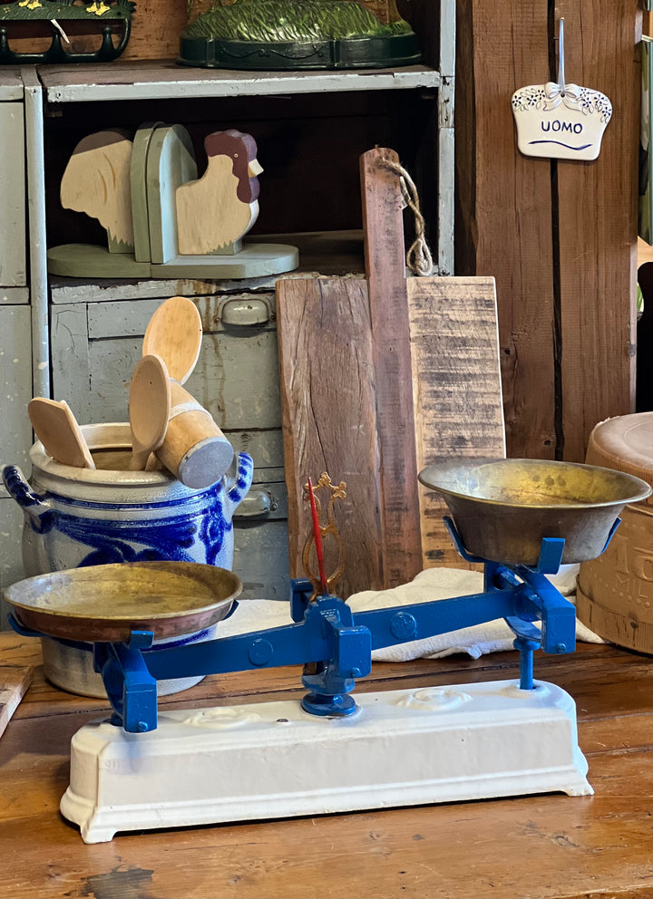 Bilancia vintage da cucina in ghisa smaltata con piatti in ottone, base bianca e struttura blu