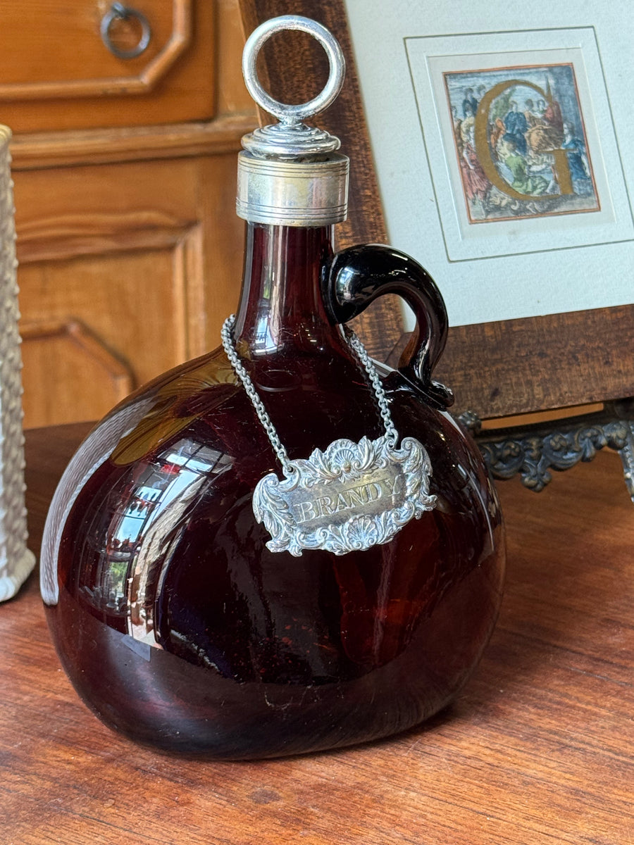 Bottiglia vintage da brandy in vetro soffiato color ambra con targhetta silverplate originale