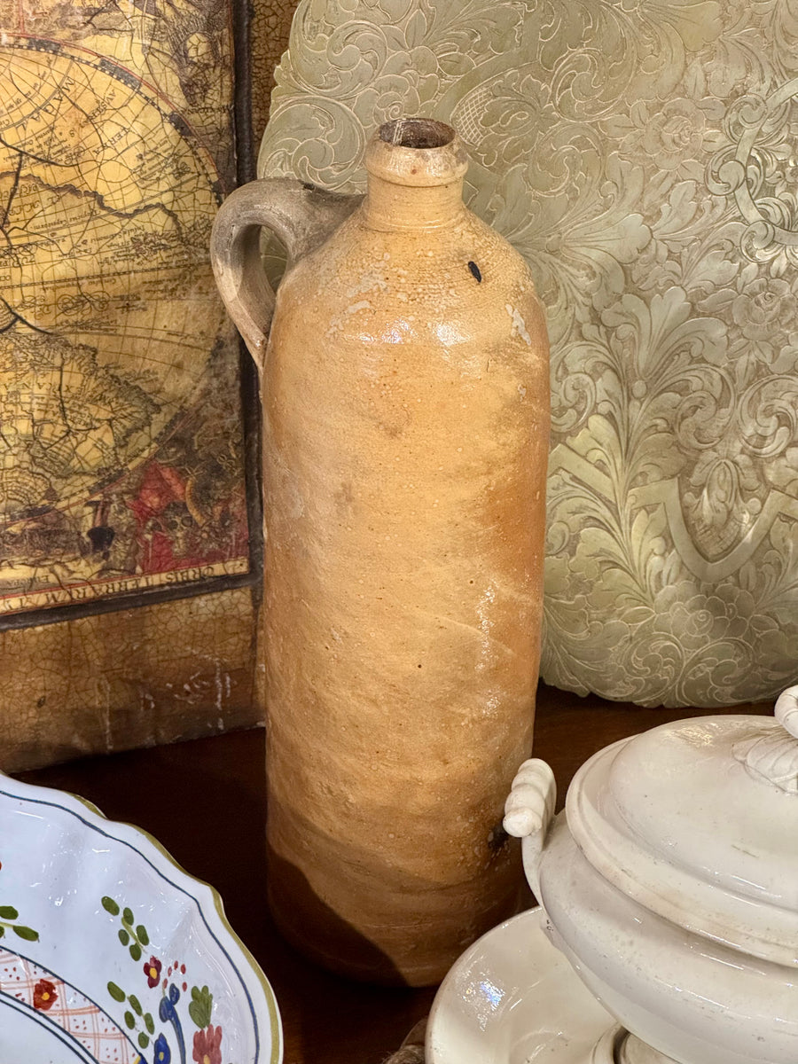 Bottiglia antica in grès color miele con manico laterale e patina naturale