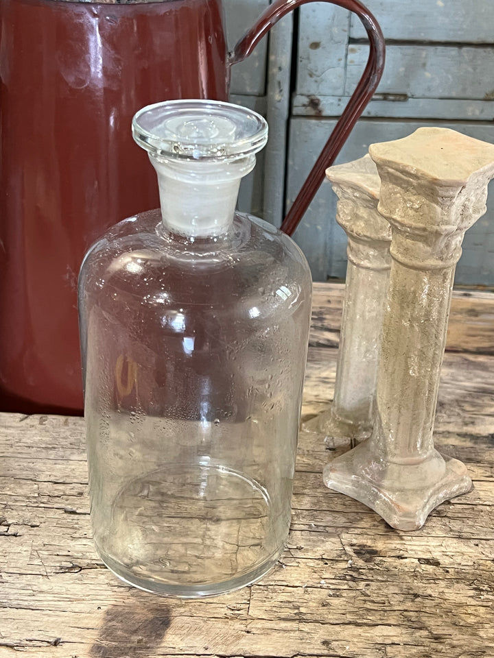 Bottiglia da farmacia in vetro vintage completo di tappo originale.

Perfetta da utilizzare come elemento decorativo in qualsiasi tipo di ambiente, dal moderno all'antico.

Diametro 9,5 cm Altezza 20,5 cm&nbsp;