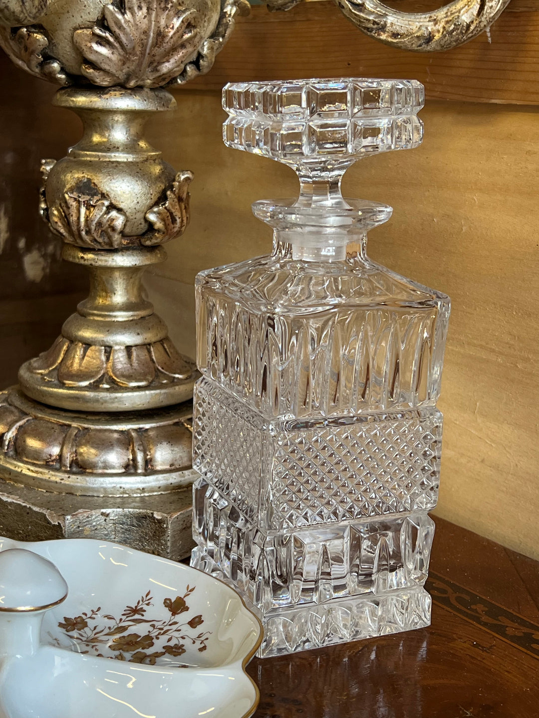 Bottiglia vintage in cristallo molato con tappo, decorazione geometrica sfaccettata