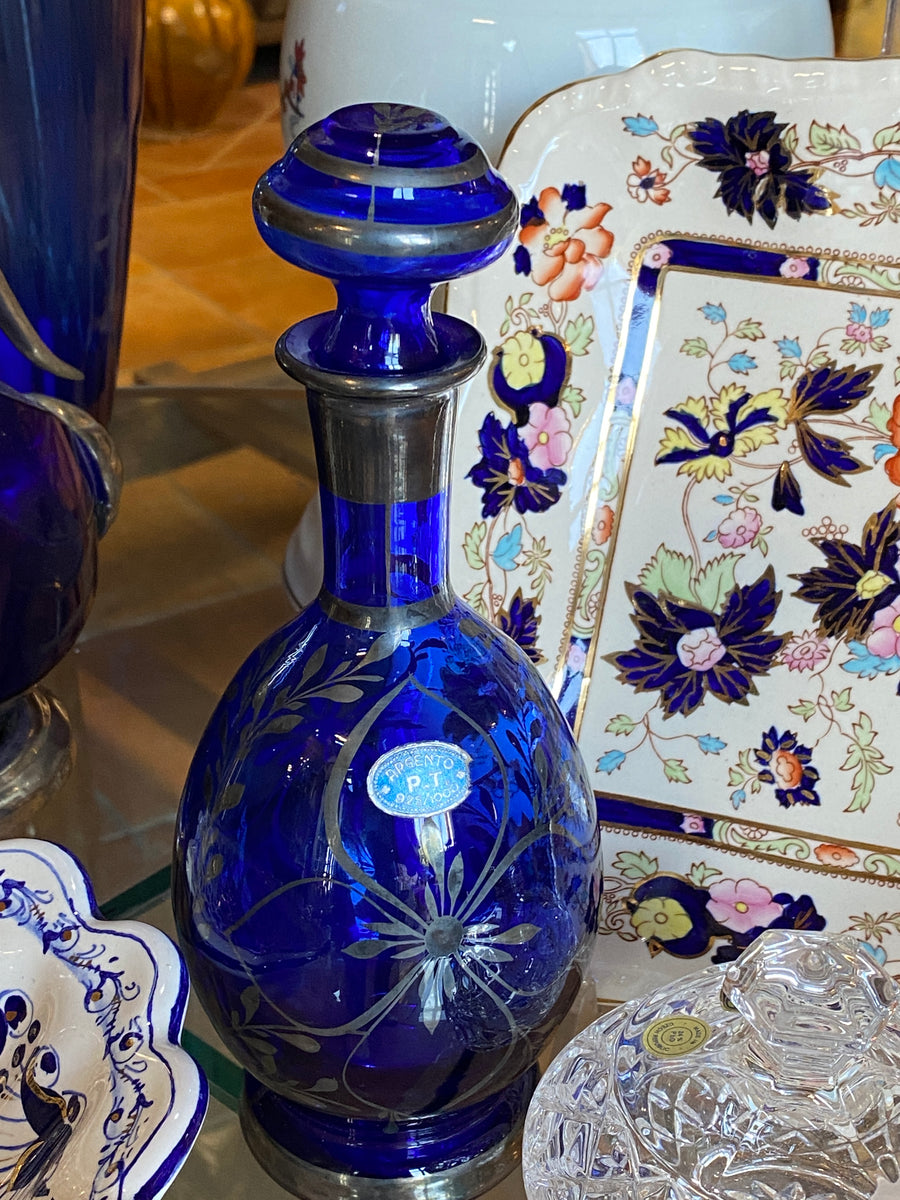 Bottiglia da rosolio in vetro colo blu con decorazioni floreali in argento 925
