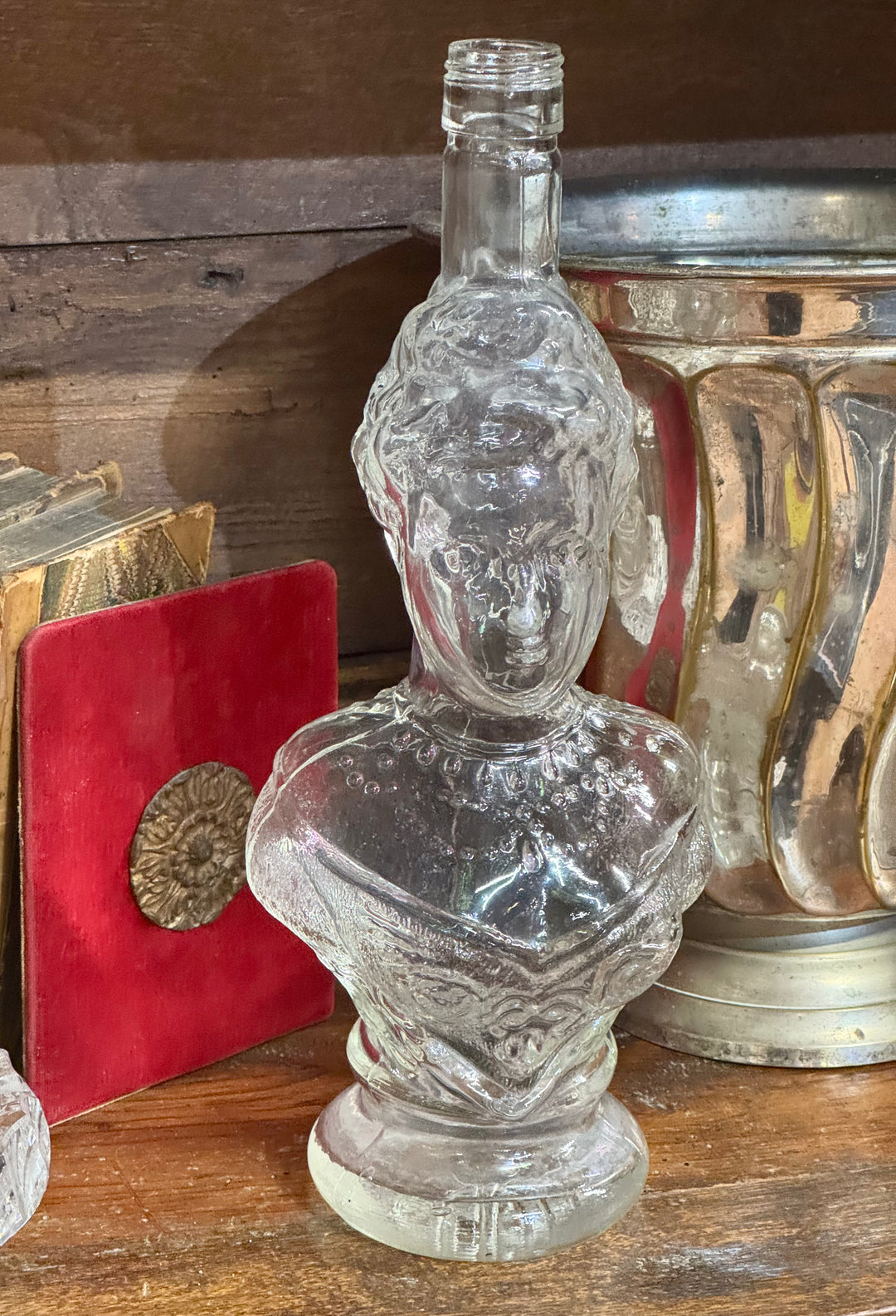 Bottiglia vintage figurativa in vetro trasparente a forma di Regina Elena di Savoia Made in Italy