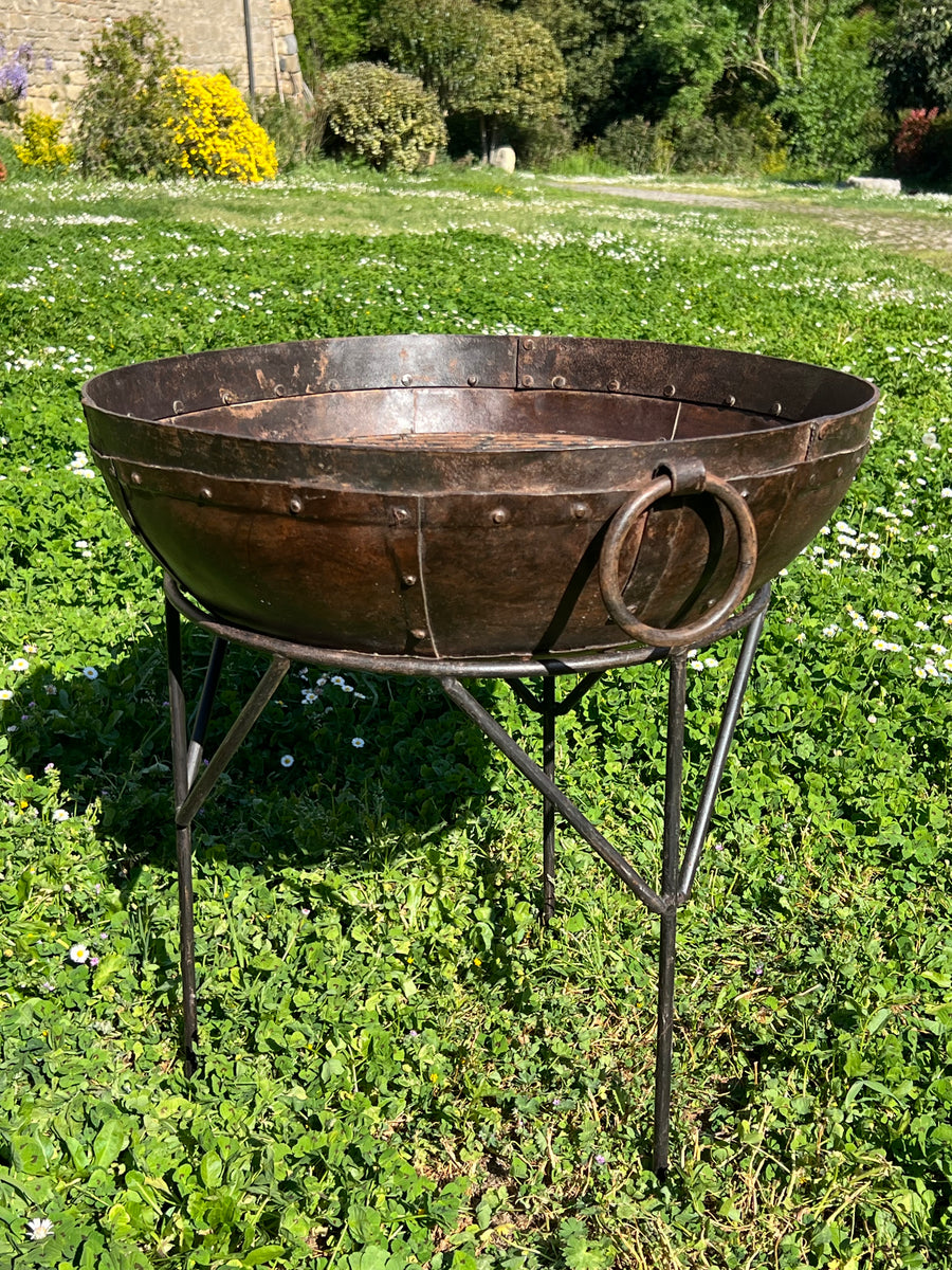 Porta il fascino autentico del ferro nel tuo giardino con questo suggestivo&nbsp;braciere, perfetto per creare un’atmosfera calda e conviviale nelle serate all’aperto.

Realizzato con una struttura robusta, un ampia vasca circolare con maniglie laterali ad anello e completo di base composta da tre gambe che garantiscono un appoggio sicuro su qualsiasi superficie.

Misure Diametro 60 cm Altezza 61 cm diametro con manici 66 cm&nbsp;