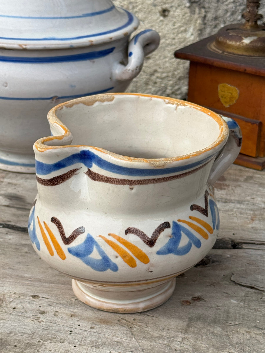 Brocca in maiolica dipinta a mano con decoro tradizionale vintage