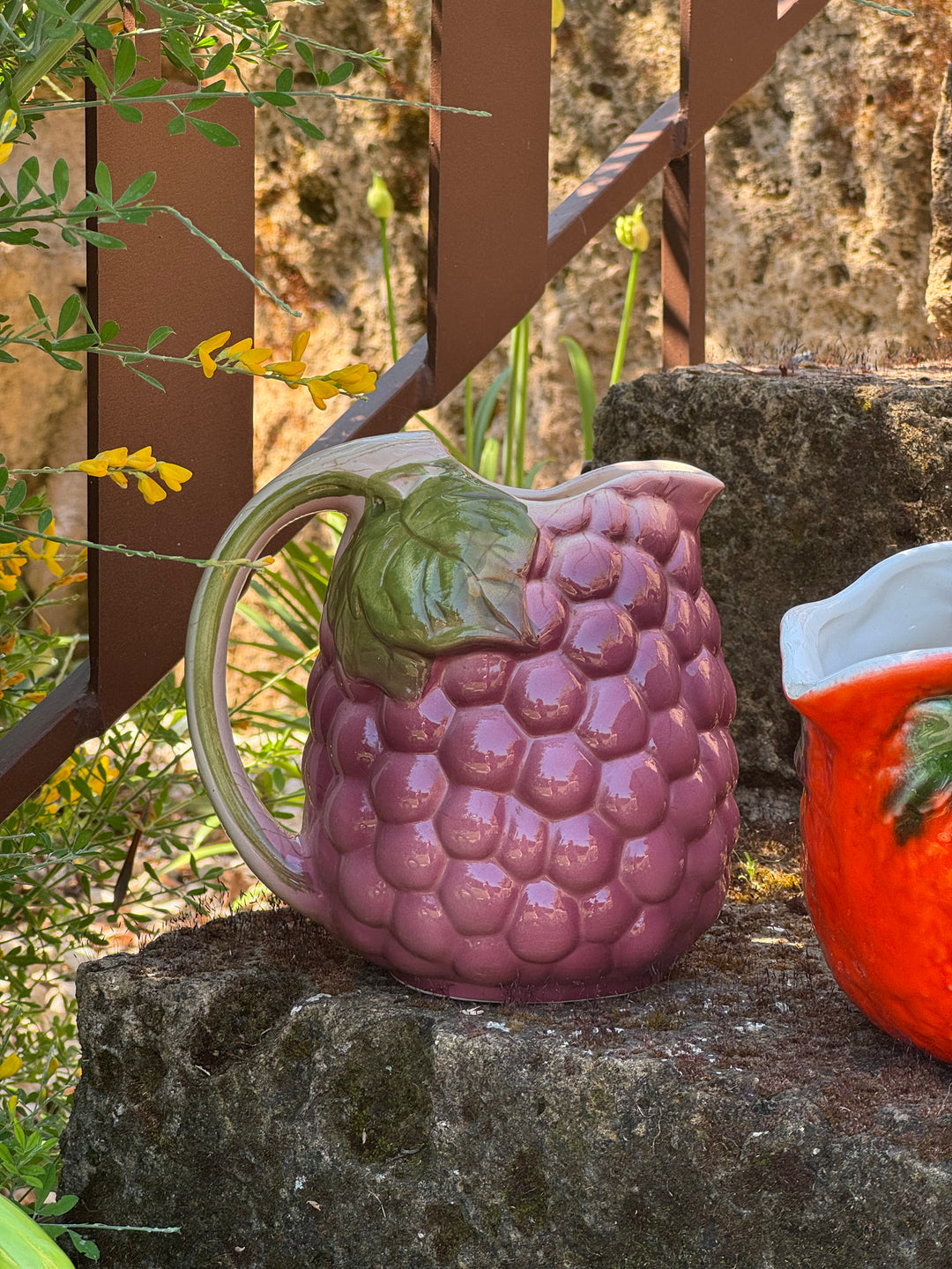Brocca vintage in ceramica a forma di grappolo d’uva rosa e verde