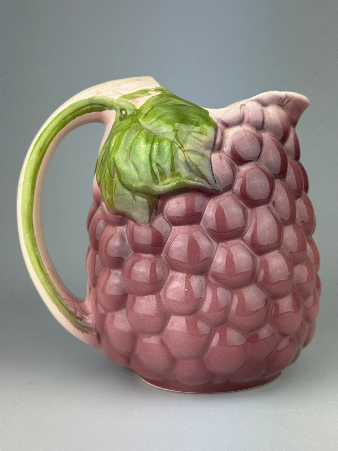 Brocca vintage in ceramica a forma di grappolo d’uva rosa e verde