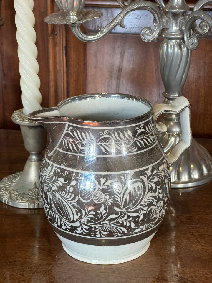 Brocca in ceramica con decoro argentato floreale e manico laterale