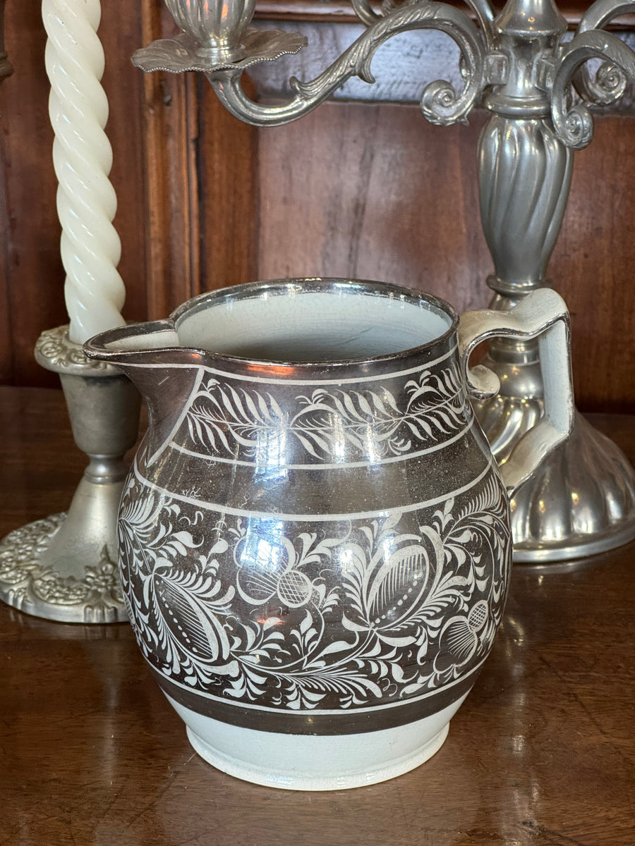 Brocca in ceramica con decoro argentato floreale e manico laterale