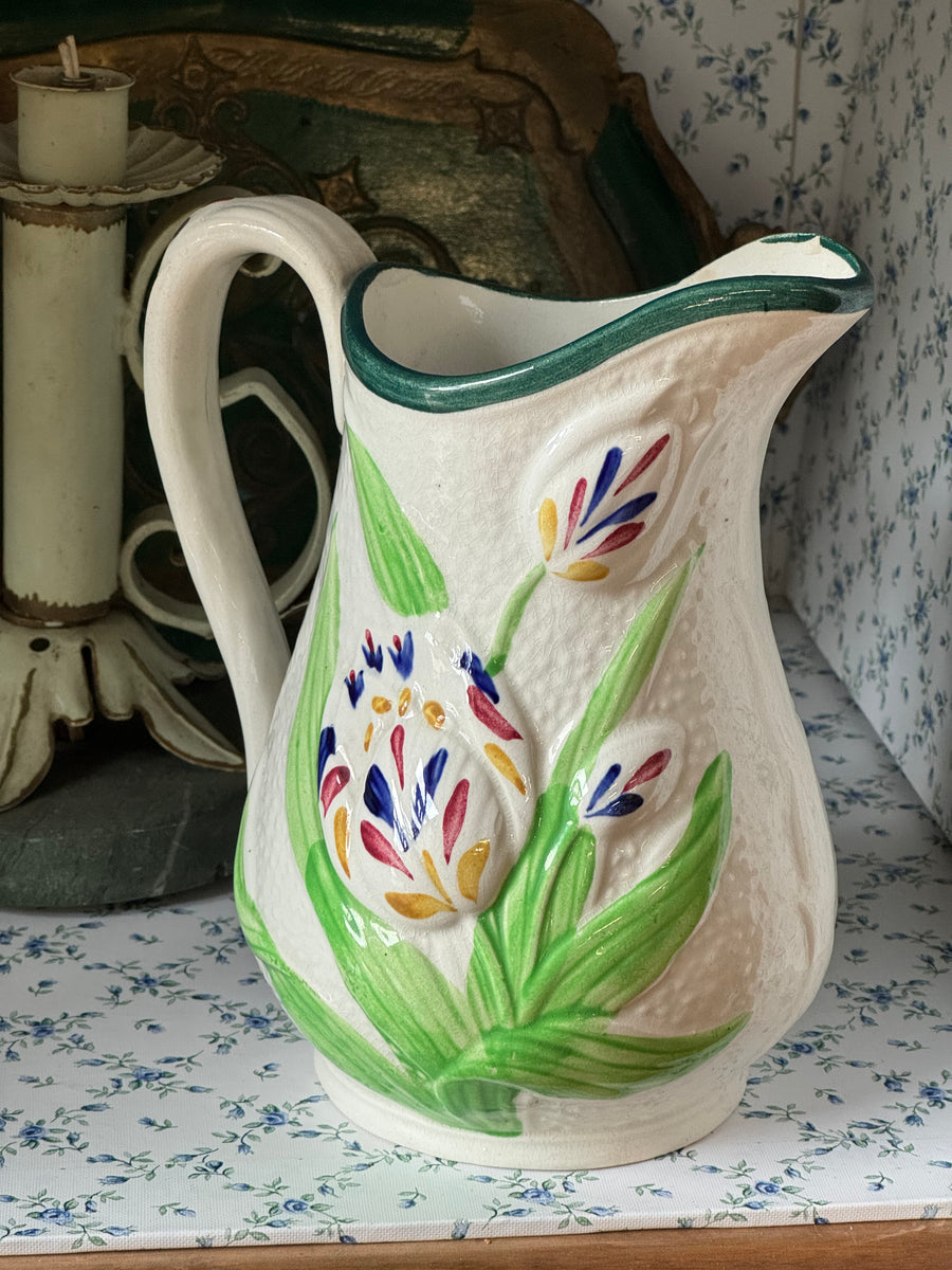 Brocca in ceramica decorata a mano con motivo floreale verde e policromo