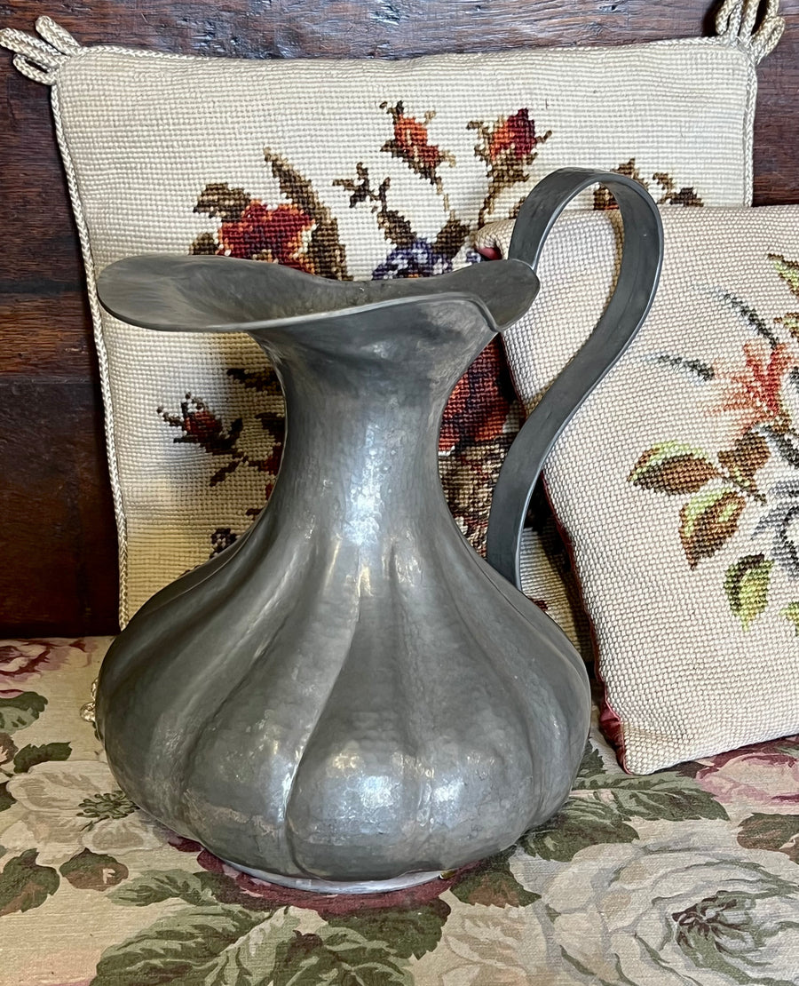 Brocca vintage in peltro martellato con manico curvo – stile rustico e decorativo