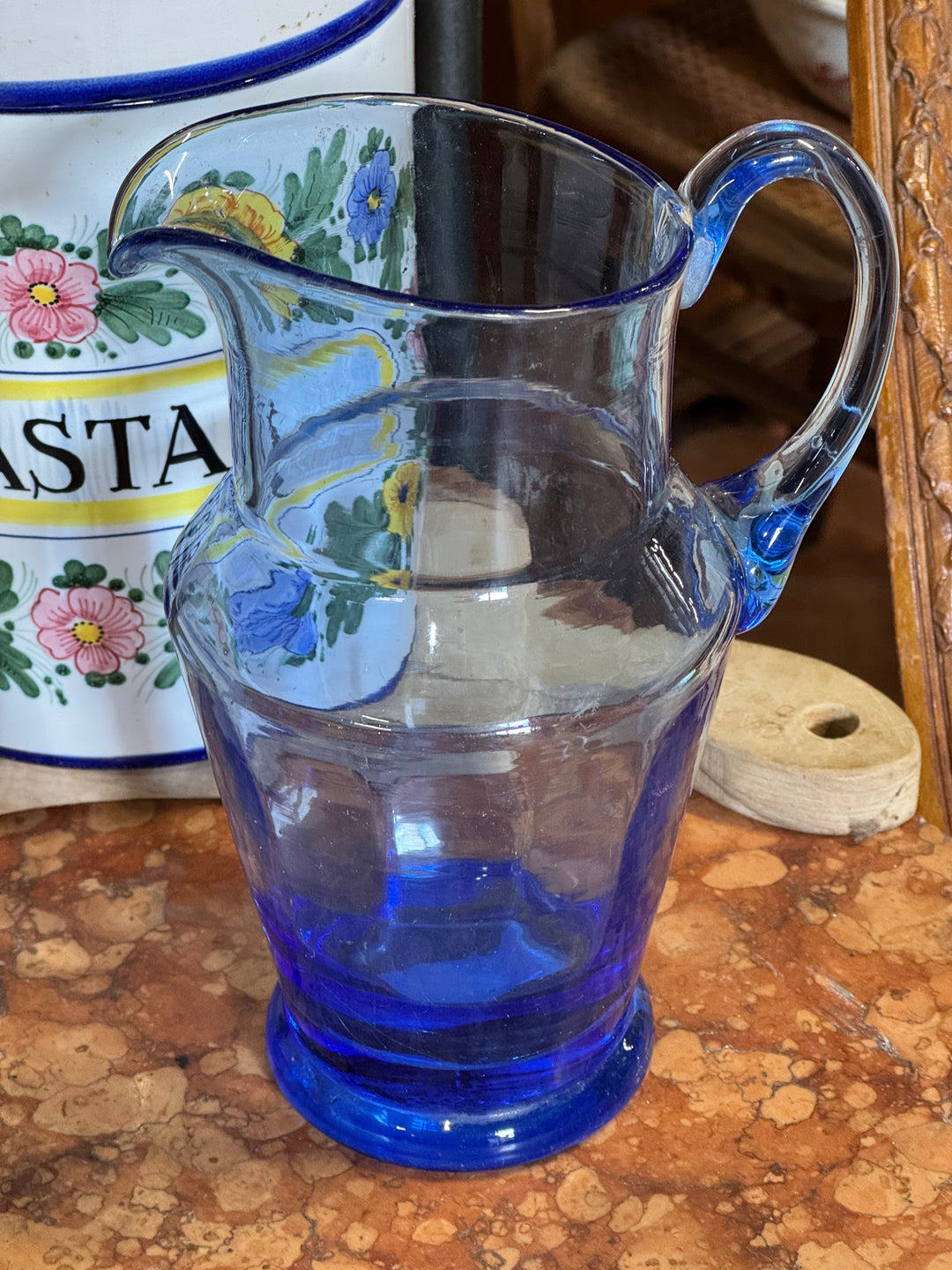 Brocca in vetro blu soffiato con base spessa e manico