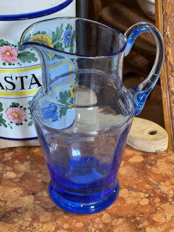 Brocca in vetro blu soffiato con base spessa e manico