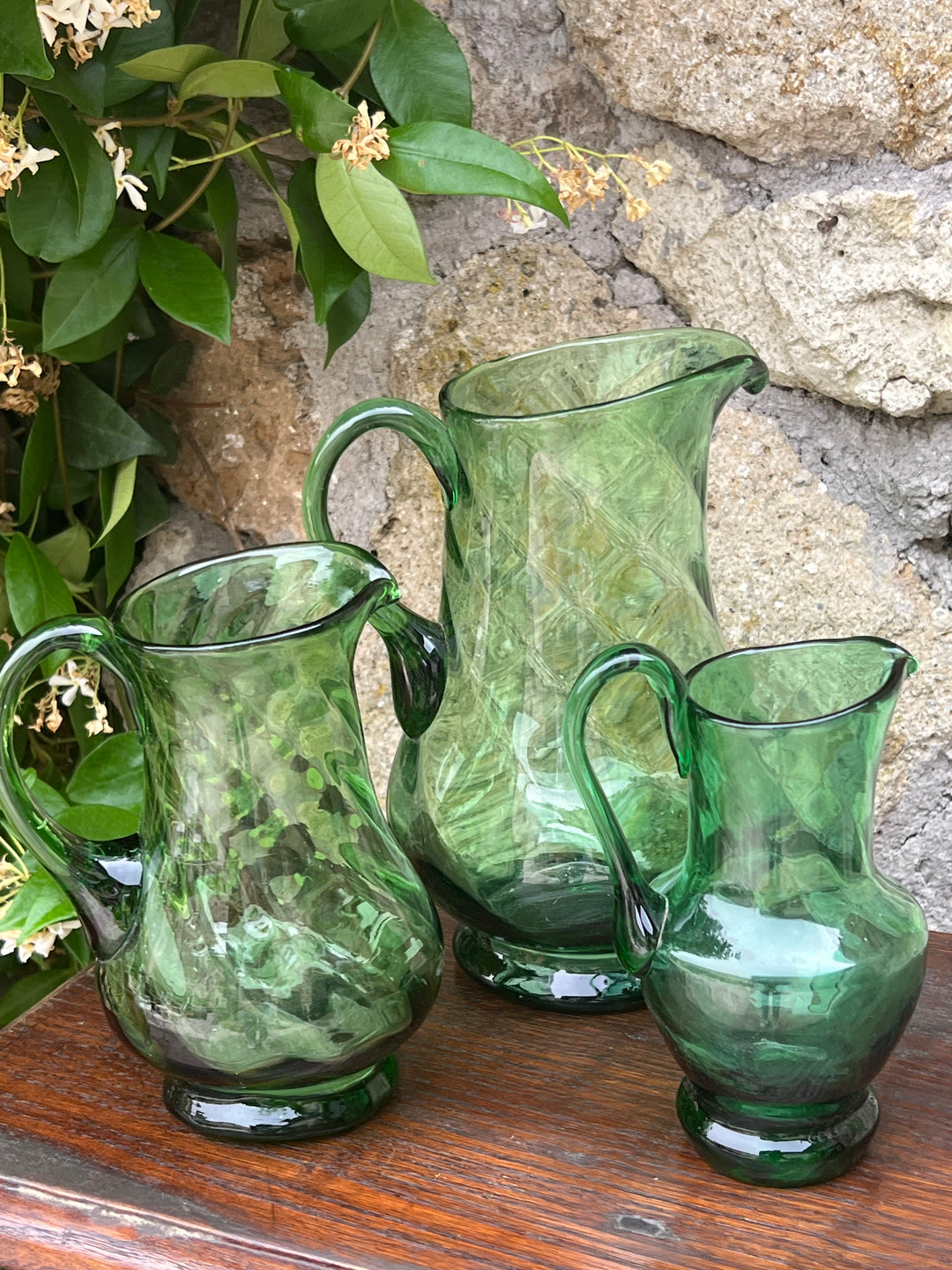 Deliziosa Brocca in vetro verde vintage.&nbsp;  Realizzata con cura artigianale, questa brocca presenta una bellissima texture ondulata che cattura e riflette la luce.  Perfetta per occasioni speciali o per un uso quotidiano, aggiunge un tocco di colore alla vostra tavola.