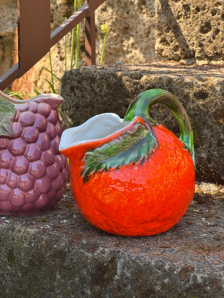 Brocca vintage in ceramica smaltata a forma di arancia con foglie verdi in rilievo