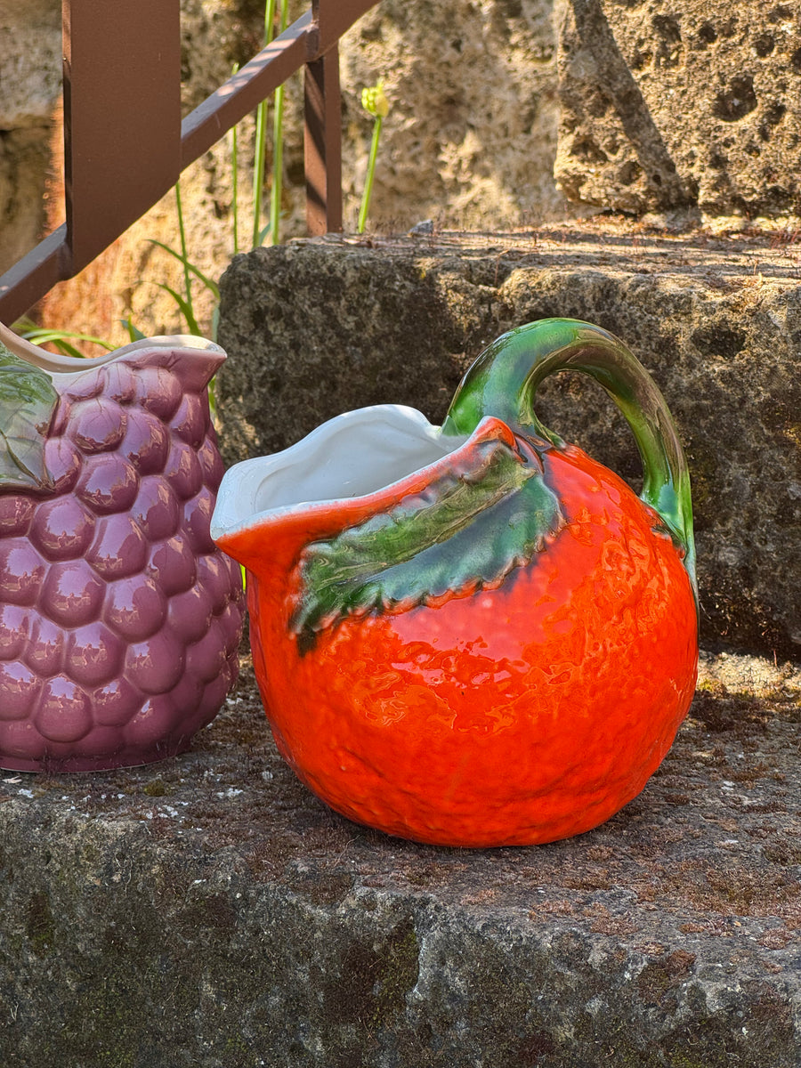 Brocca vintage in ceramica smaltata a forma di arancia con foglie verdi in rilievo