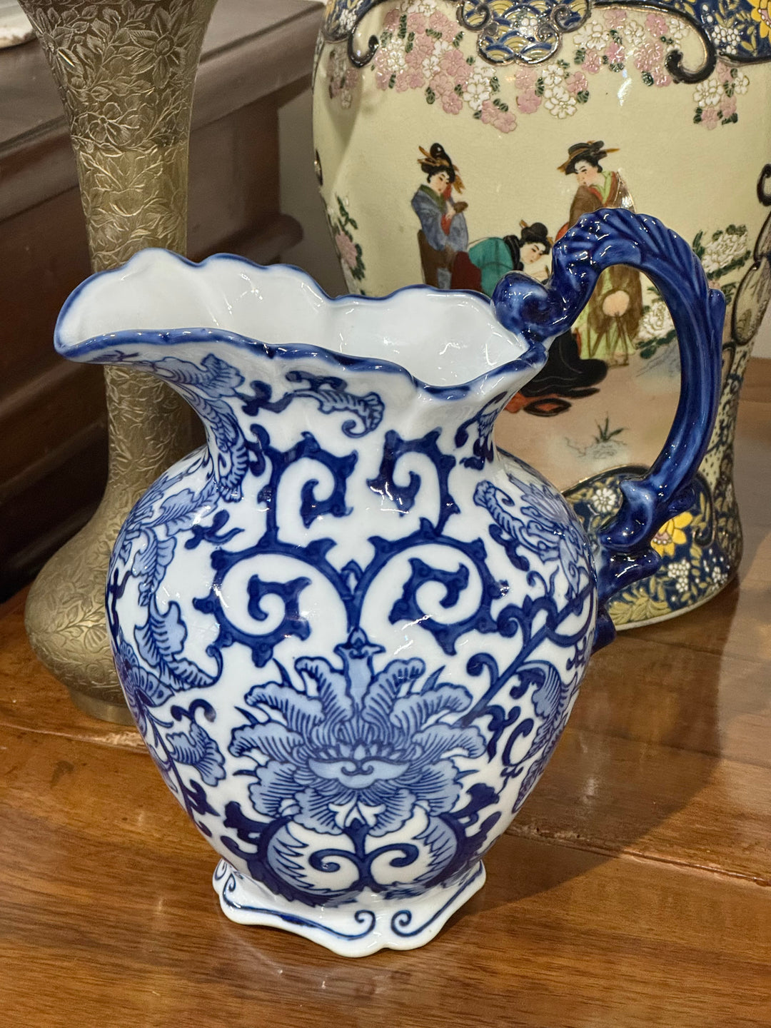 Brocca vintage in ceramica bianca con decoro floreale blu 