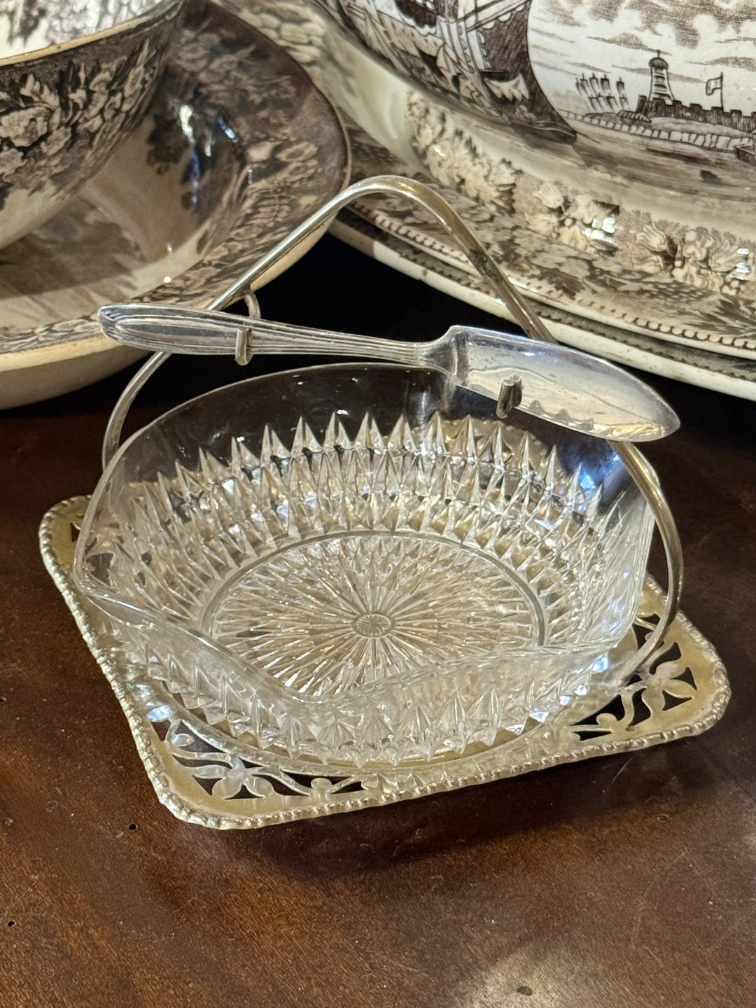Burriera vintage in vetro pressato con supporto in silverplate EPNS e coltello originale inglese.