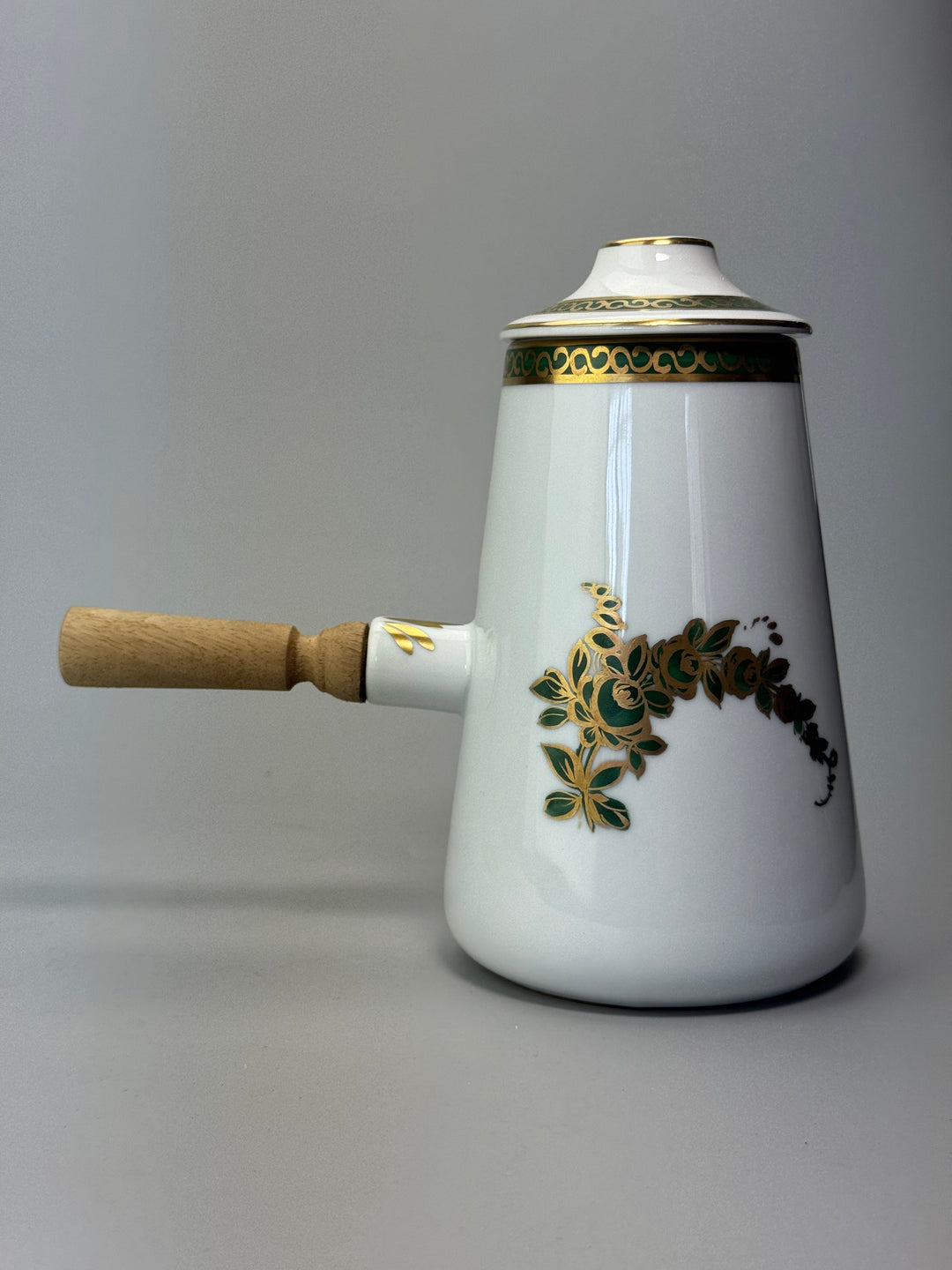 Cioccolatiera vintage in porcellana decorata con manico in legno