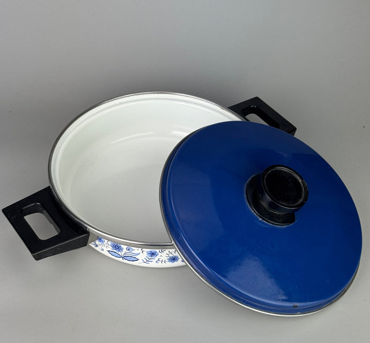 Set pentole vintage smaltate bianche e blu con decorazione floreale