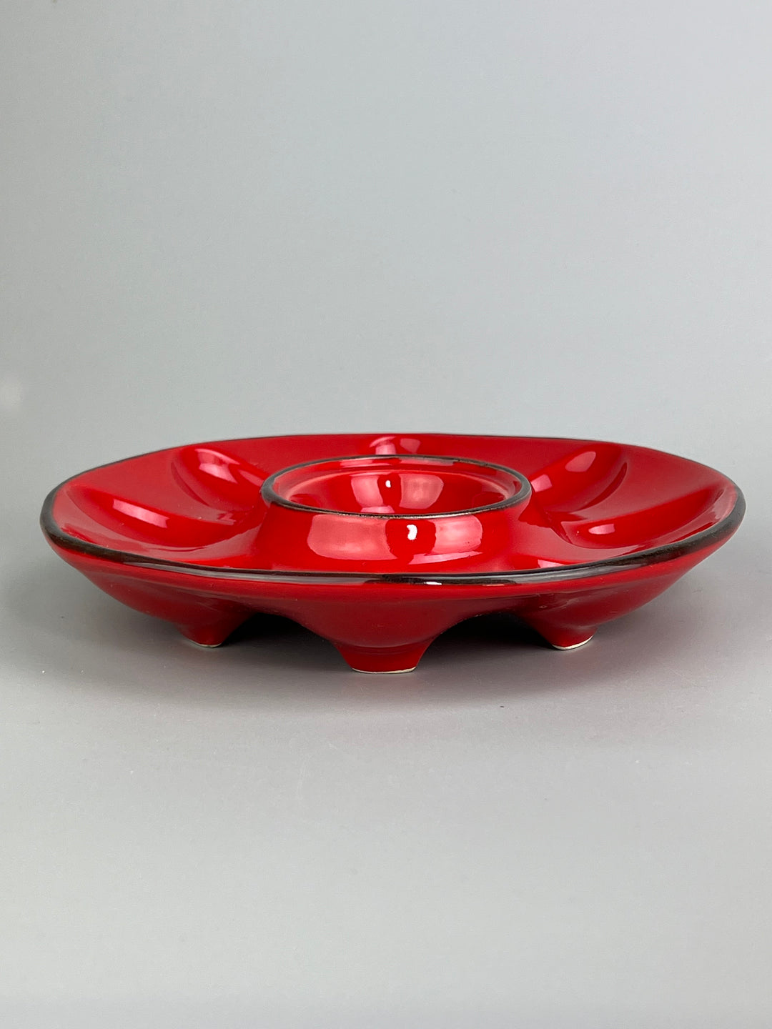 Piatto da portata per uova in ceramica rossa Ars Italica