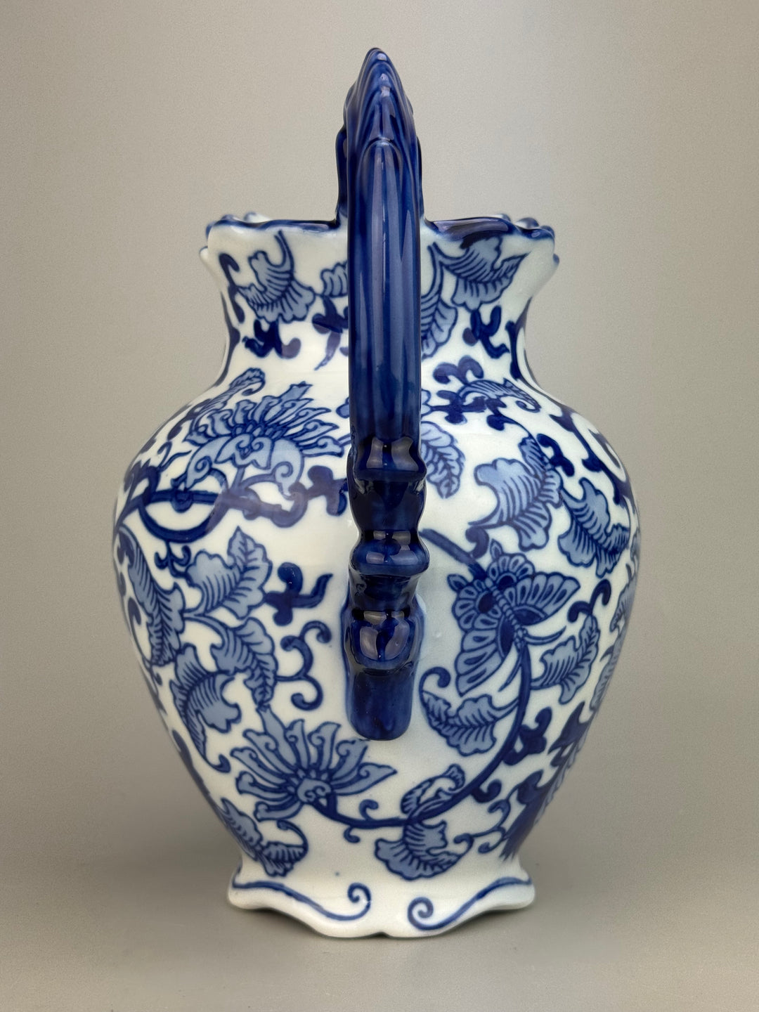 Brocca vintage in ceramica bianca e blu con decoro floreale
