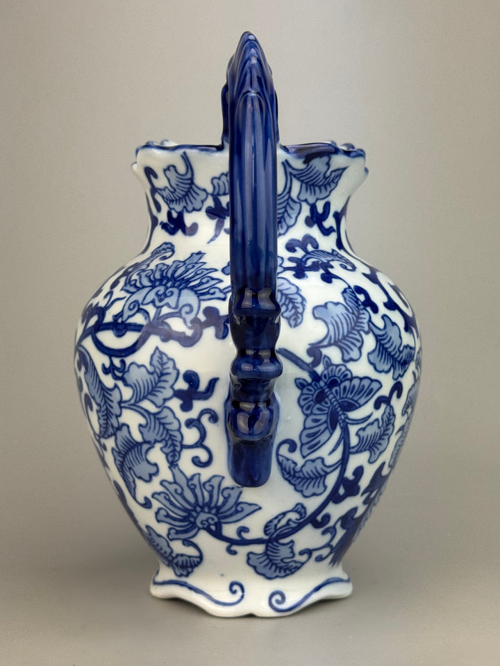 Brocca vintage in ceramica bianca e blu con decoro floreale