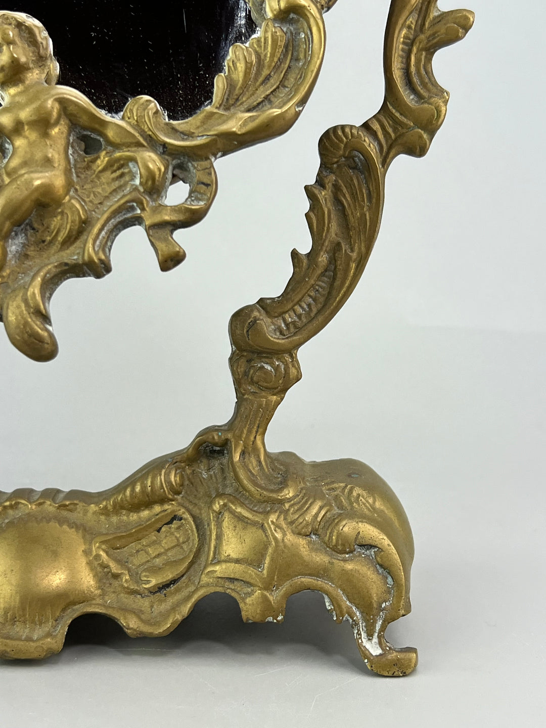 Specchio da tavolo in bronzo dorato con putti stile rococò