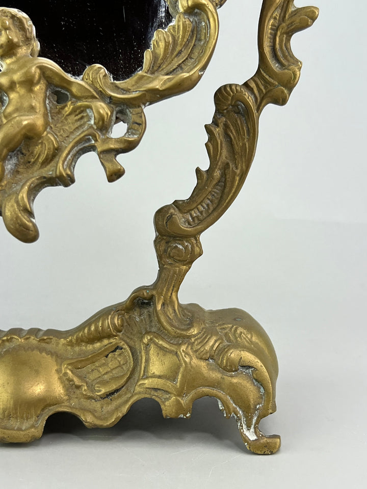 Specchio da tavolo in bronzo dorato con putti stile rococò