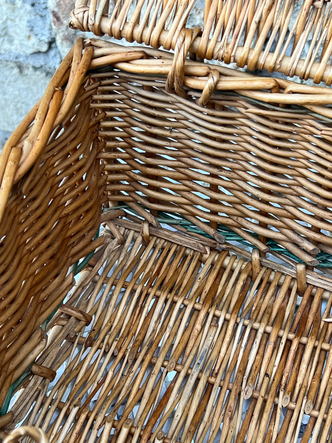 Cesta in vimini intrecciato con coperchio