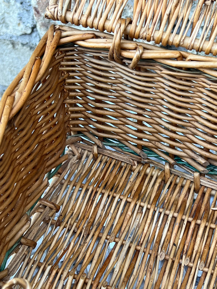 Cesta in vimini intrecciato con coperchio