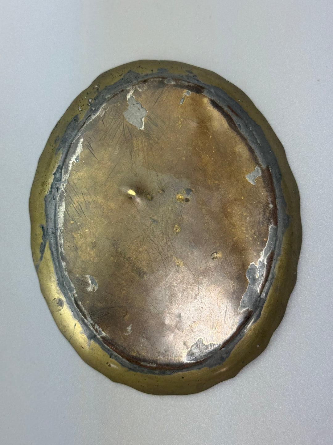 Vassoietti vintage in ottone massiccio con bordo sagomato