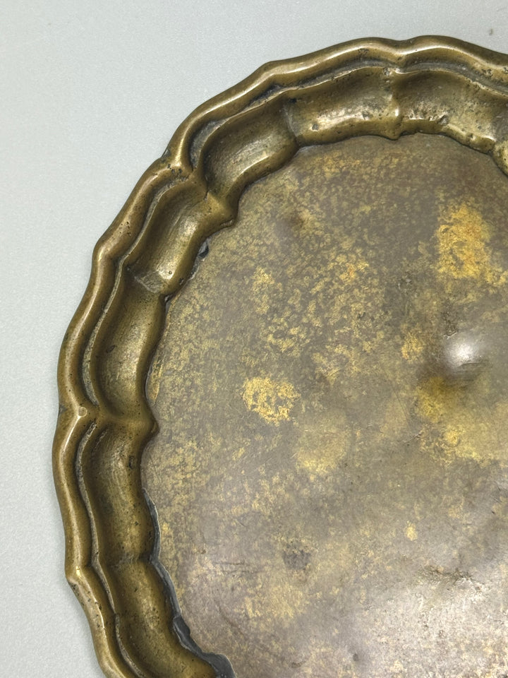 Vassoietti vintage in ottone massiccio con bordo sagomato