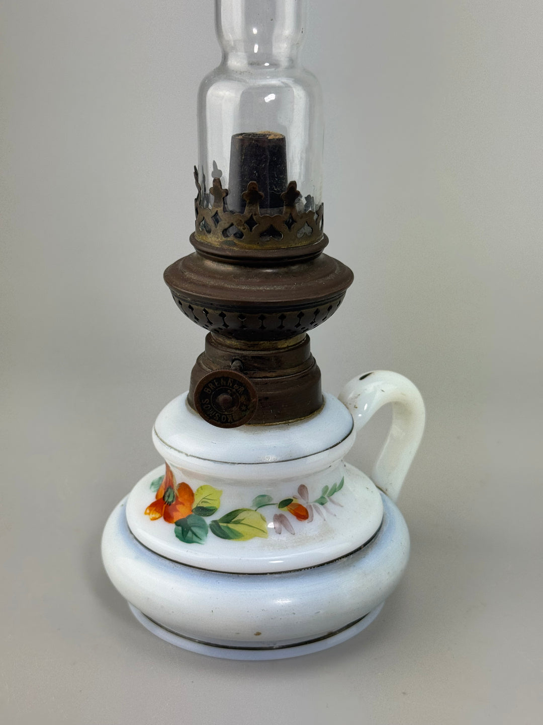 Lampada ad olio in vetro opalino decorato